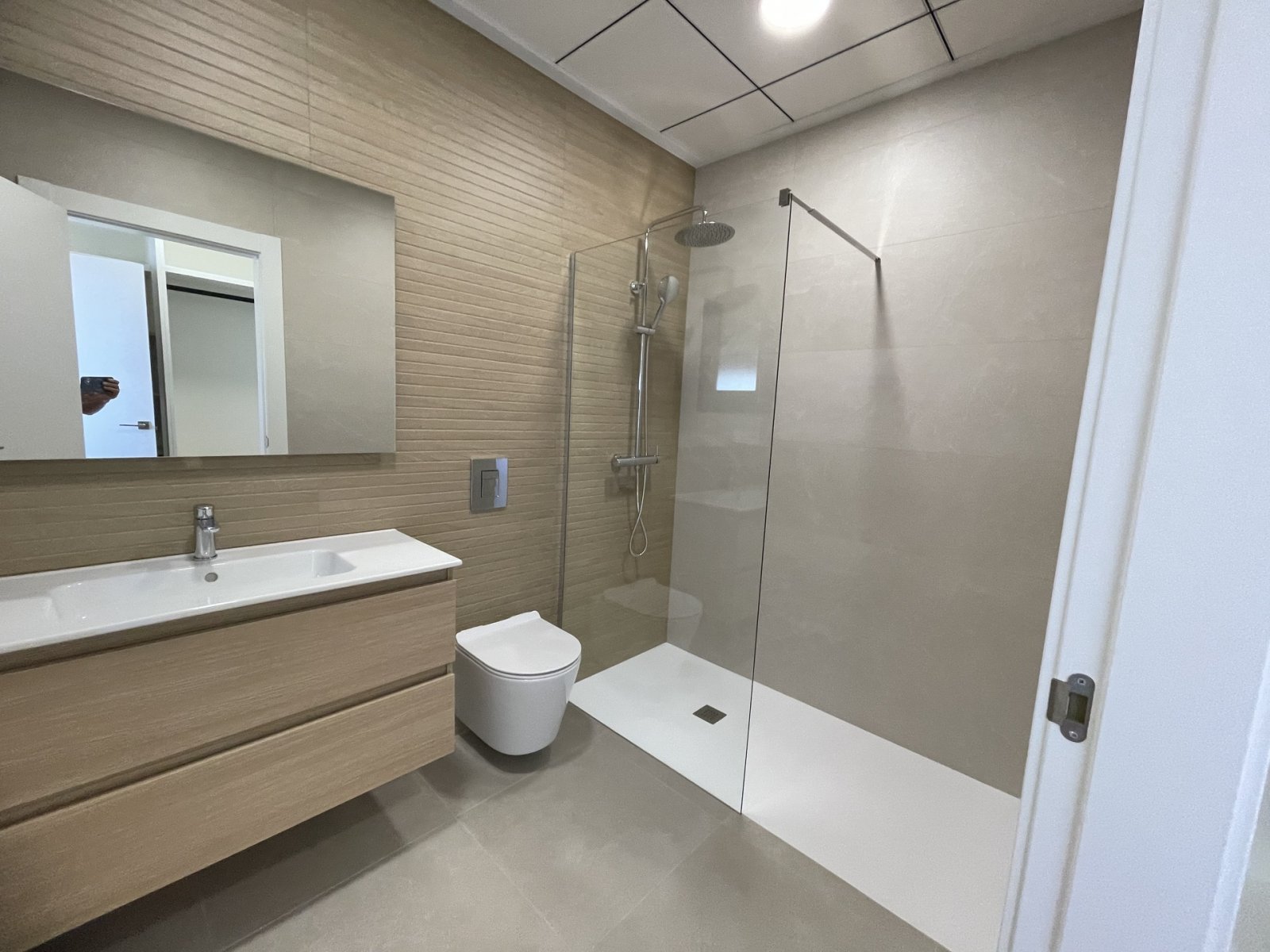  In der ruhigen Ortschaft Heredades gelegen, bietet dieses freistehende Chalet eine ideale Umgebung für diejenigen, die ein geräumiges und komfortable