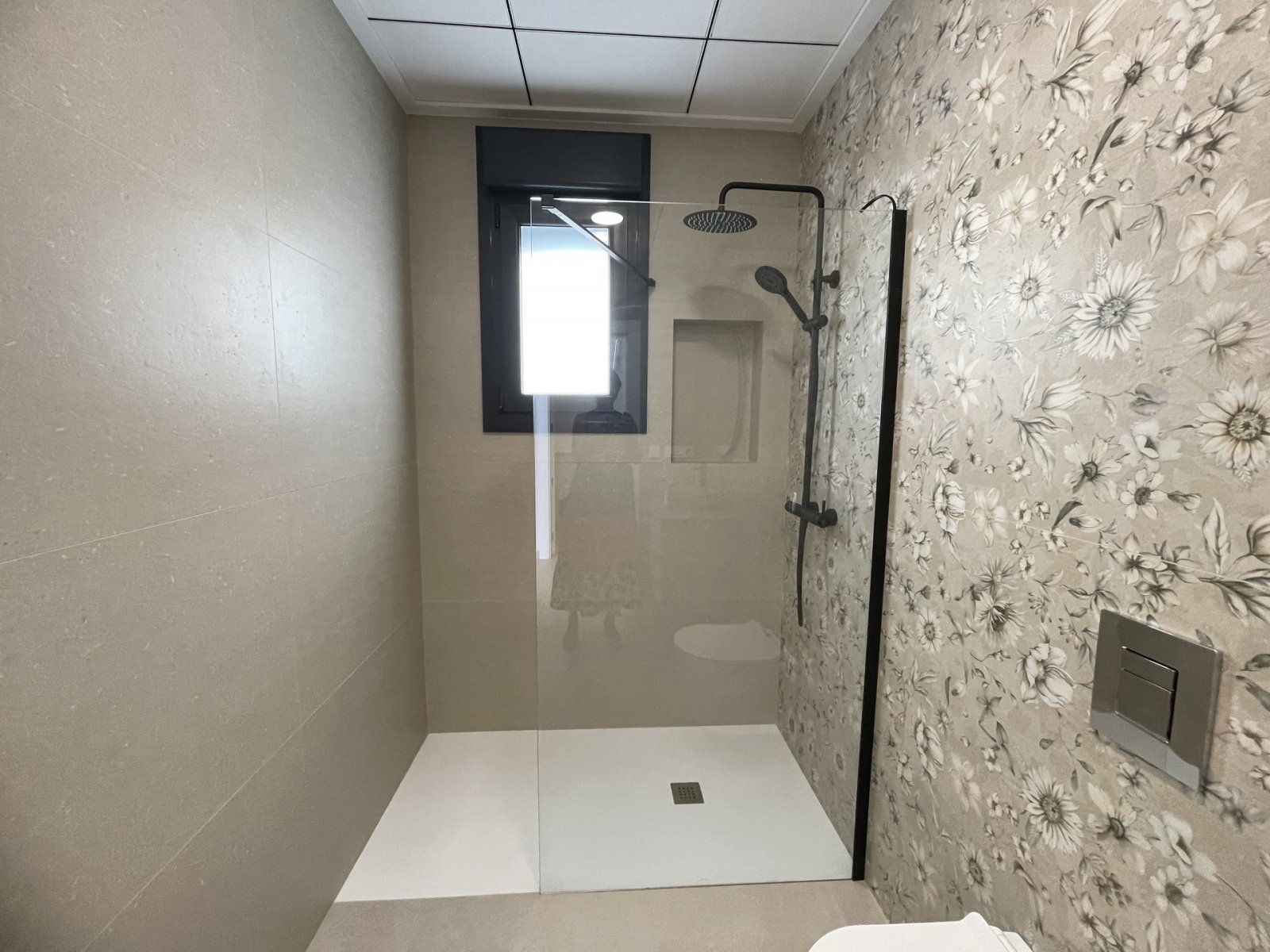  In der ruhigen Ortschaft Heredades gelegen, bietet dieses freistehende Chalet eine ideale Umgebung für diejenigen, die ein geräumiges und komfortable