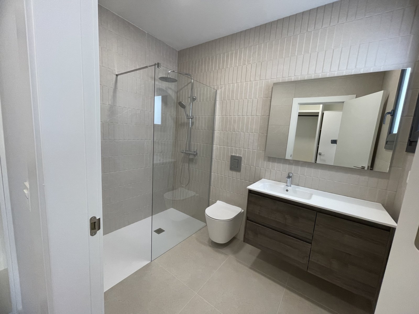  In der ruhigen Ortschaft Heredades gelegen, bietet dieses freistehende Chalet eine ideale Umgebung für diejenigen, die ein geräumiges und komfortable