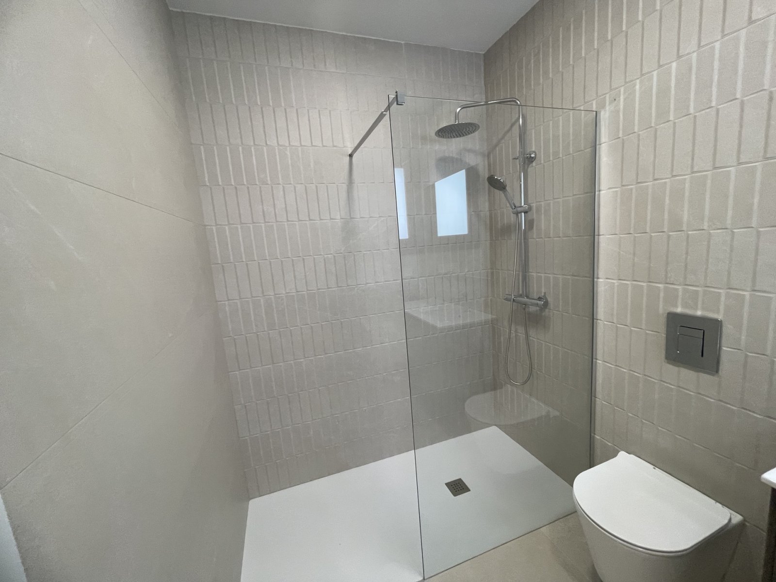  In der ruhigen Ortschaft Heredades gelegen, bietet dieses freistehende Chalet eine ideale Umgebung für diejenigen, die ein geräumiges und komfortable