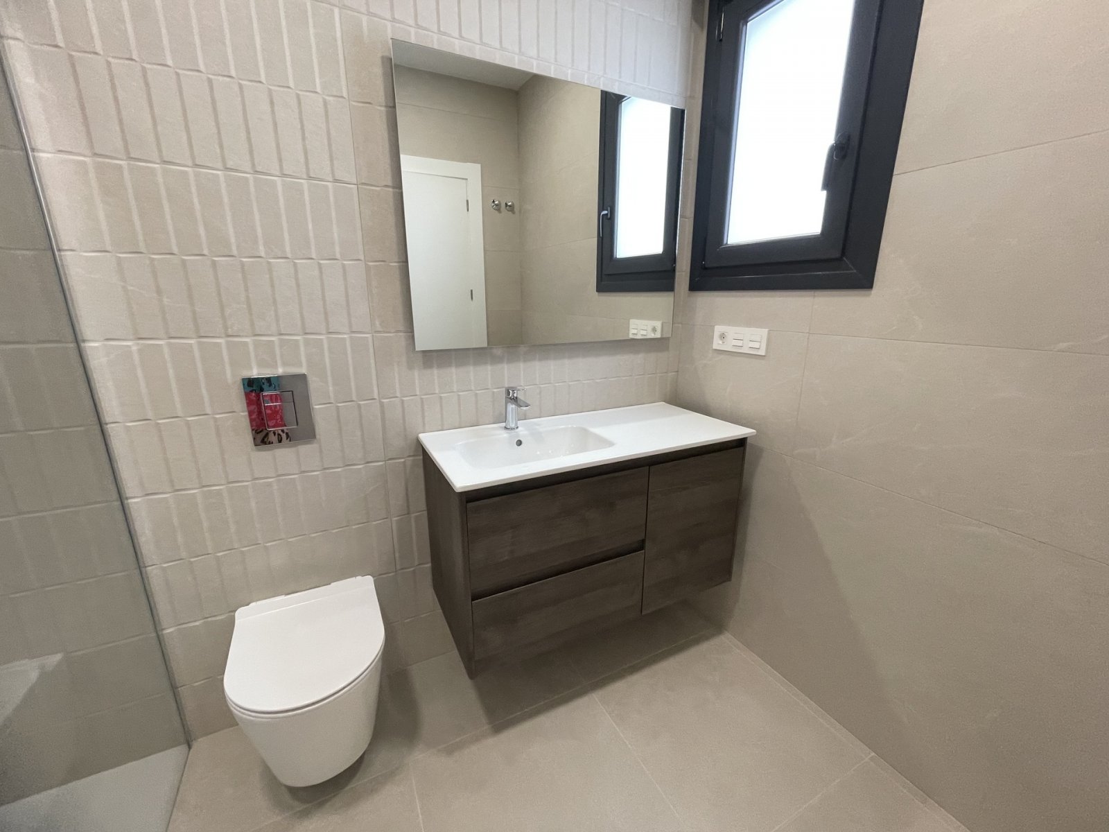  In der ruhigen Ortschaft Heredades gelegen, bietet dieses freistehende Chalet eine ideale Umgebung für diejenigen, die ein geräumiges und komfortable