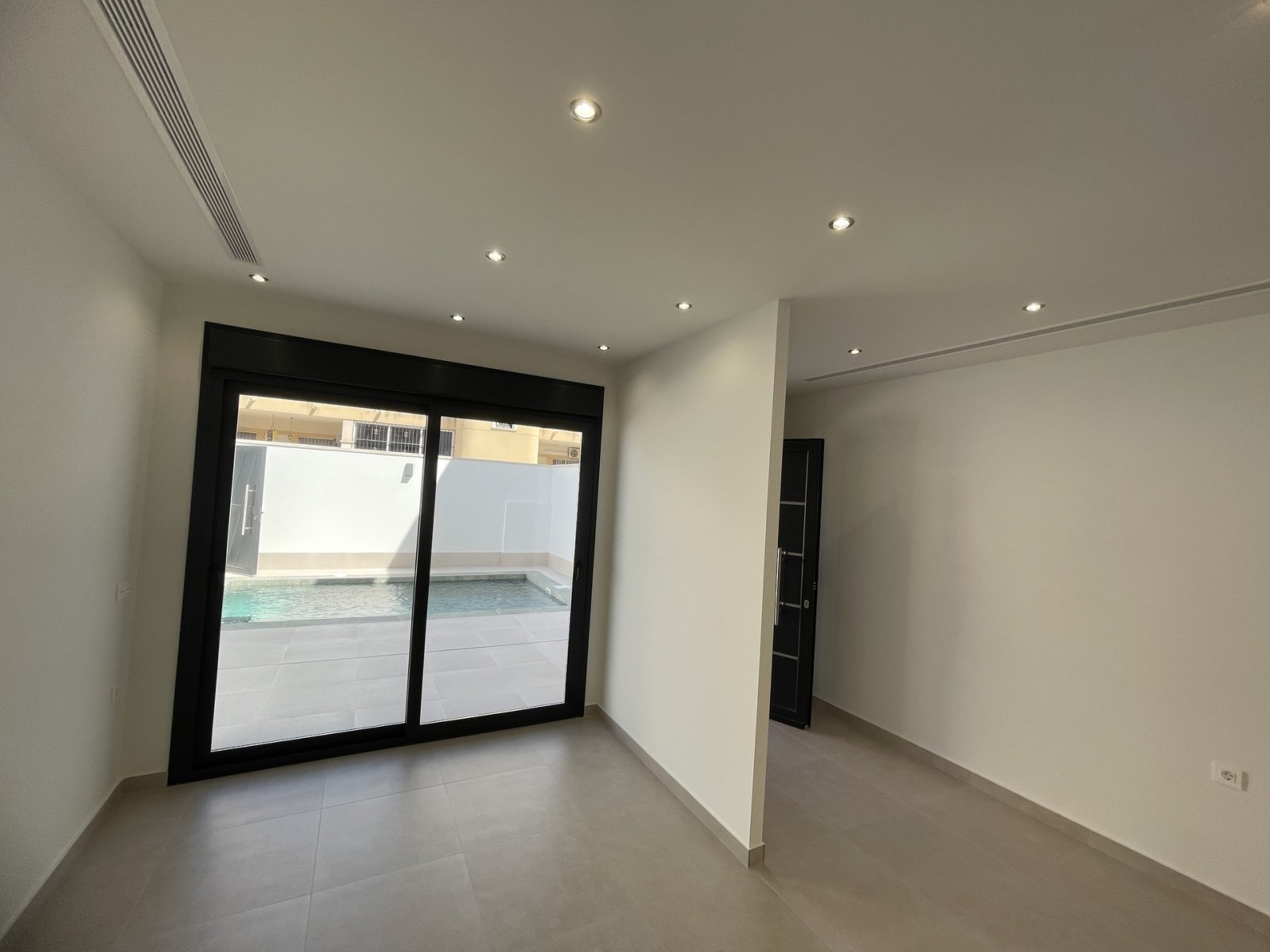  In der ruhigen Ortschaft Heredades gelegen, bietet dieses freistehende Chalet eine ideale Umgebung für diejenigen, die ein geräumiges und komfortable