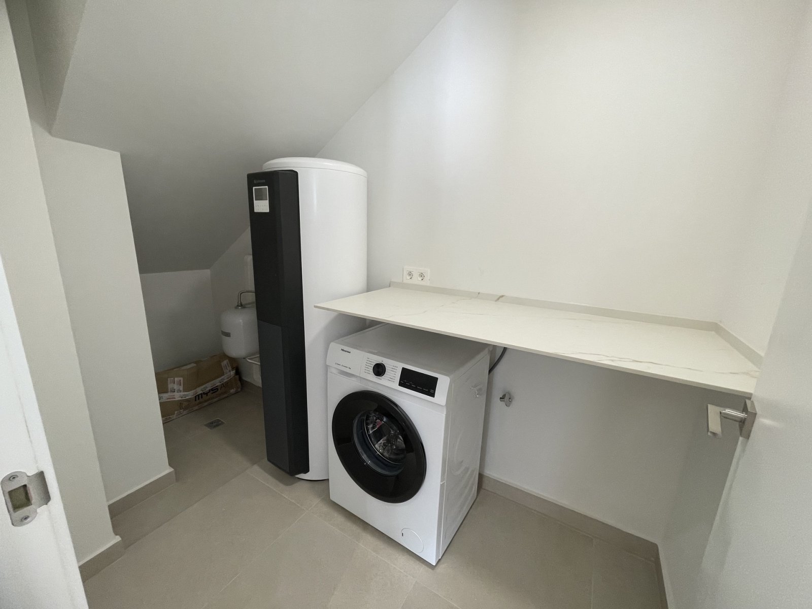  In der ruhigen Ortschaft Heredades gelegen, bietet dieses freistehende Chalet eine ideale Umgebung für diejenigen, die ein geräumiges und komfortable