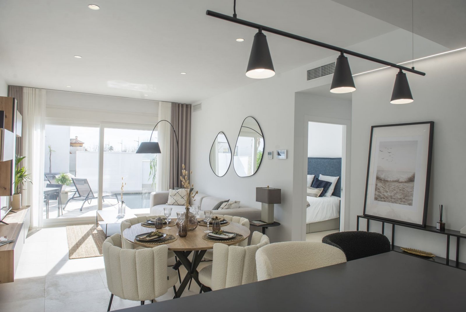  In der ruhigen Ortschaft Las Esperanzas gelegen, bietet dieses exklusive Ensemble von 8 freistehenden Chalets eine einzigartige Gelegenheit für dieje