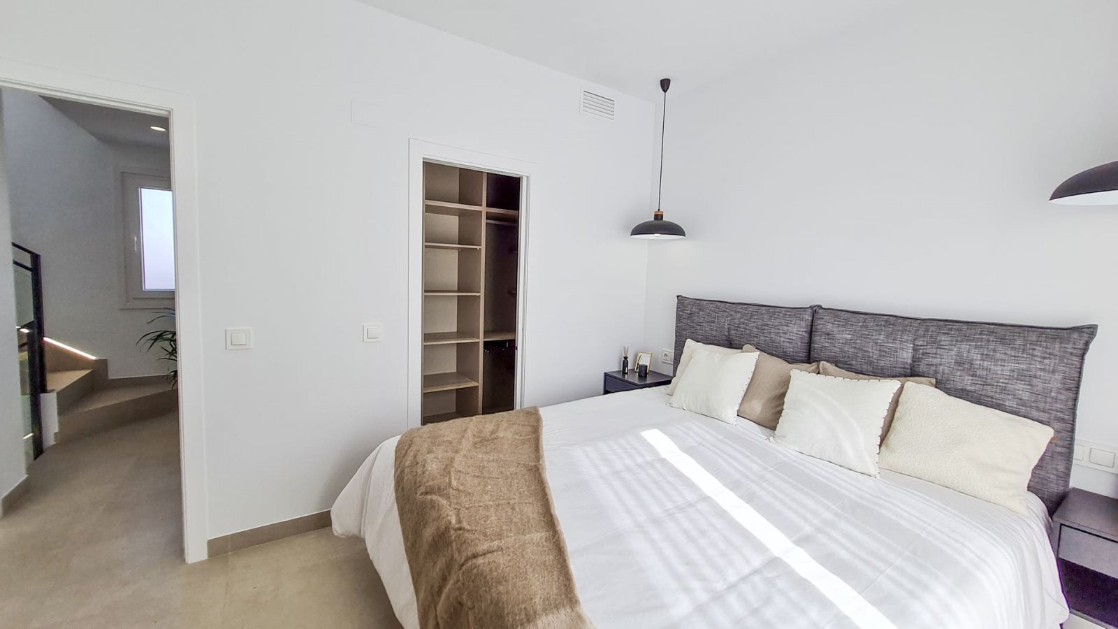  In der ruhigen Ortschaft Las Esperanzas gelegen, bietet dieses exklusive Ensemble von 8 freistehenden Chalets eine einzigartige Gelegenheit für dieje