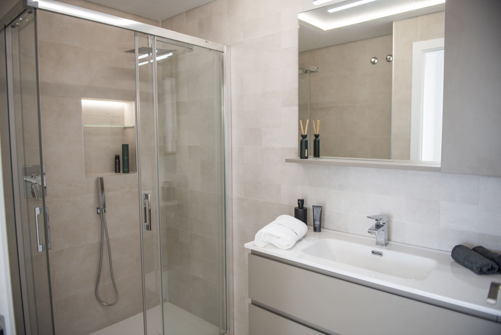  In der ruhigen Ortschaft Las Esperanzas gelegen, bietet dieses exklusive Ensemble von 8 freistehenden Chalets eine einzigartige Gelegenheit für dieje