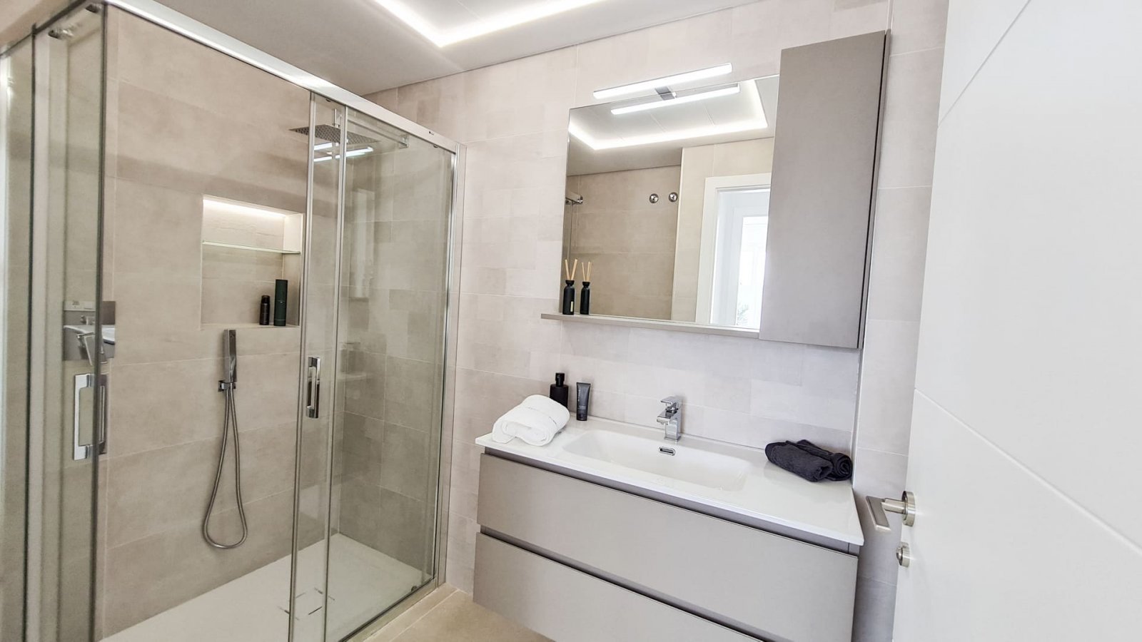  In der ruhigen Ortschaft Las Esperanzas gelegen, bietet dieses exklusive Ensemble von 8 freistehenden Chalets eine einzigartige Gelegenheit für dieje