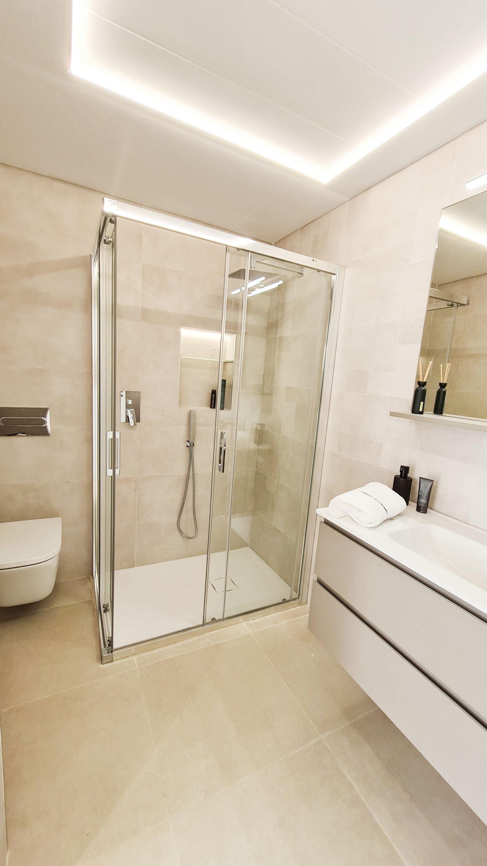  In der ruhigen Ortschaft Las Esperanzas gelegen, bietet dieses exklusive Ensemble von 8 freistehenden Chalets eine einzigartige Gelegenheit für dieje