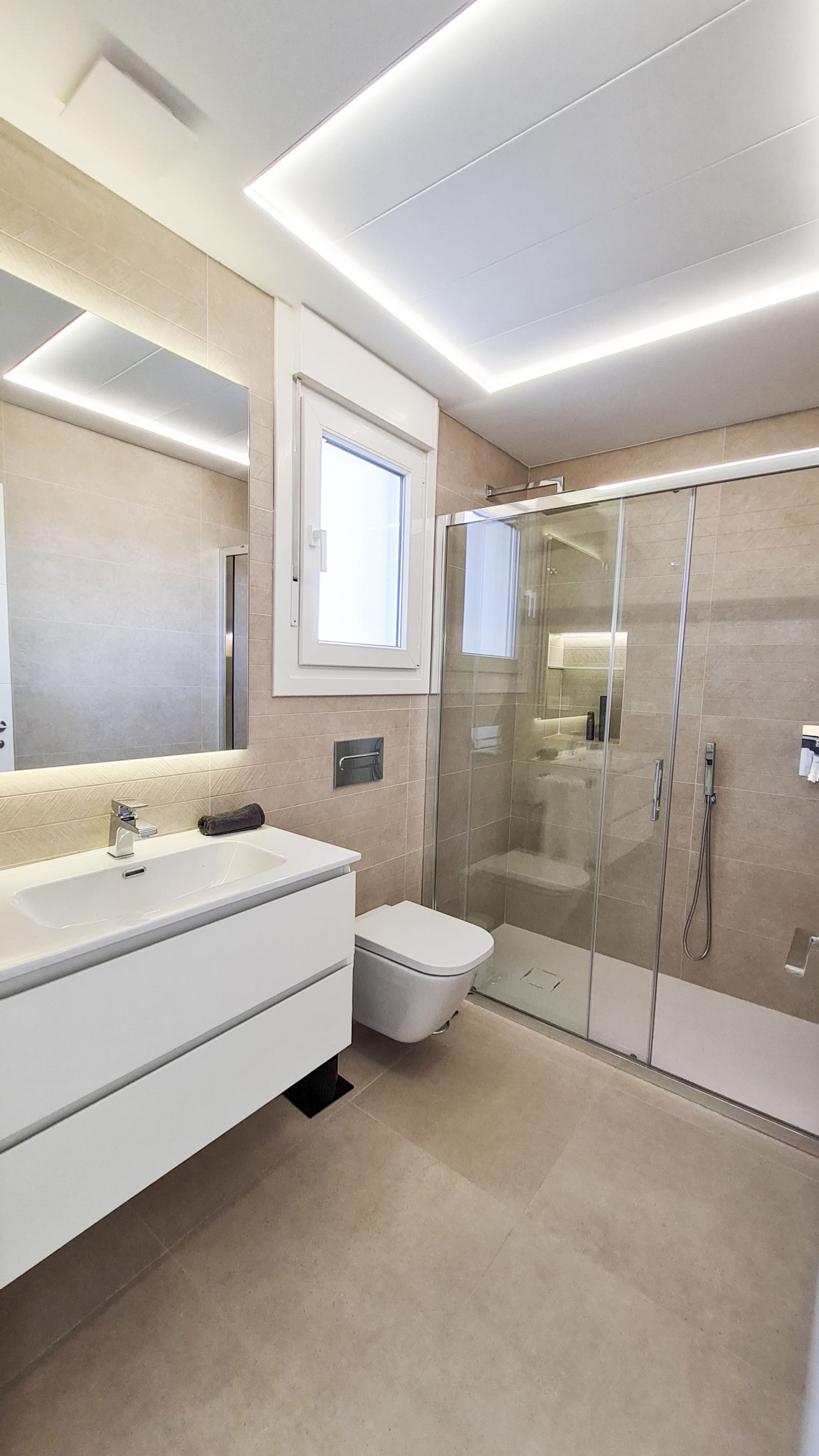  In der ruhigen Ortschaft Las Esperanzas gelegen, bietet dieses exklusive Ensemble von 8 freistehenden Chalets eine einzigartige Gelegenheit für dieje