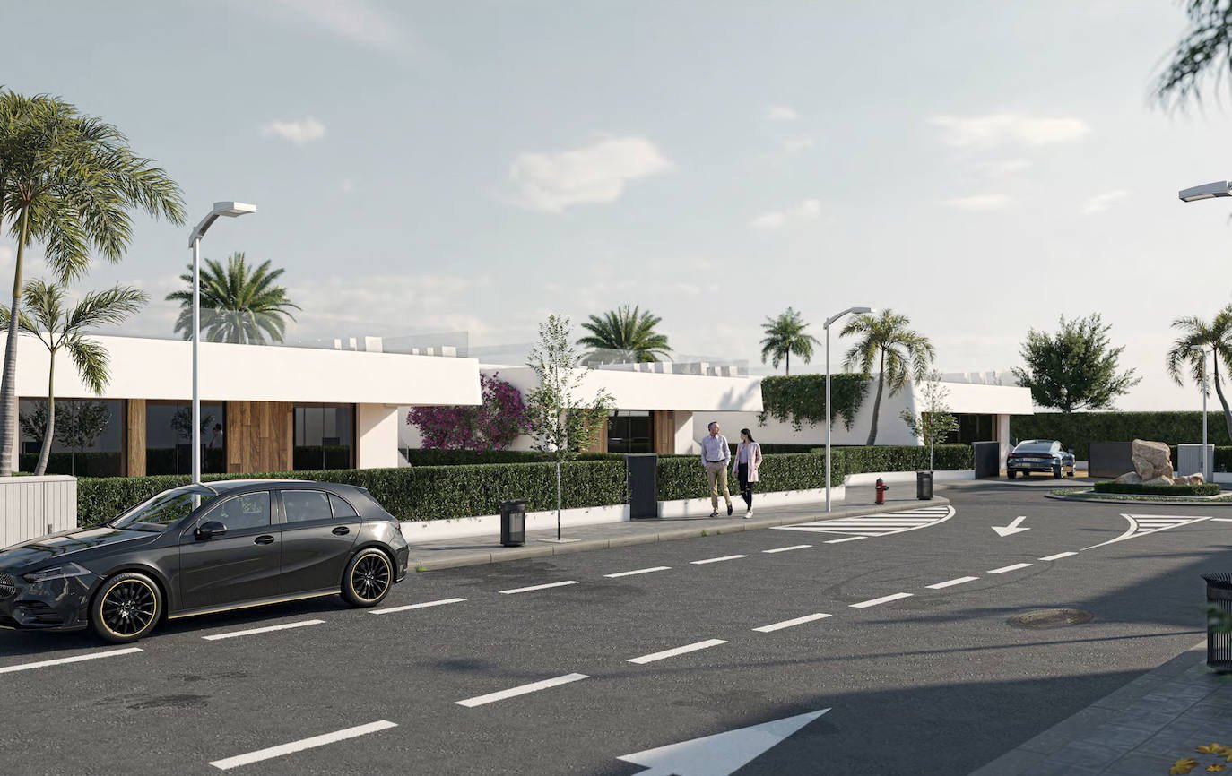  In der exklusiven Gegend von Los Guardianes gelegen, bietet dieser Wohnkomplex drei unabhängige Häuser, die Eleganz und Funktionalität vereinen. Jede