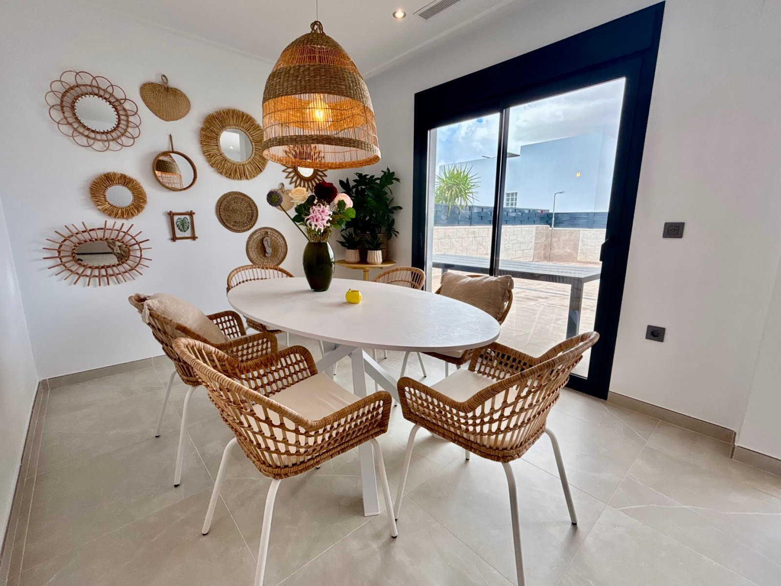 In der charmanten Stadt Benijófar gelegen, bietet dieses exklusive freistehende Chalet eine perfekte Kombination aus Komfort und Stil. Mit einem mode