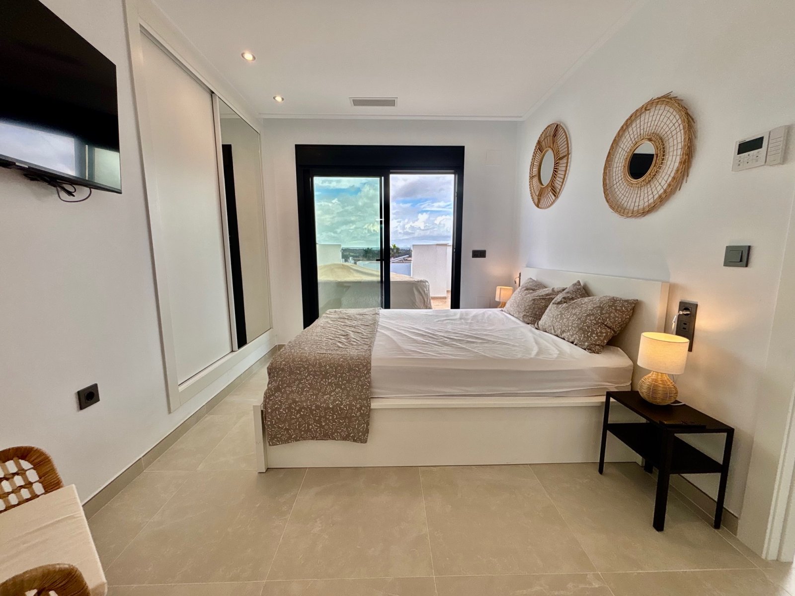 In der charmanten Stadt Benijófar gelegen, bietet dieses exklusive freistehende Chalet eine perfekte Kombination aus Komfort und Stil. Mit einem mode