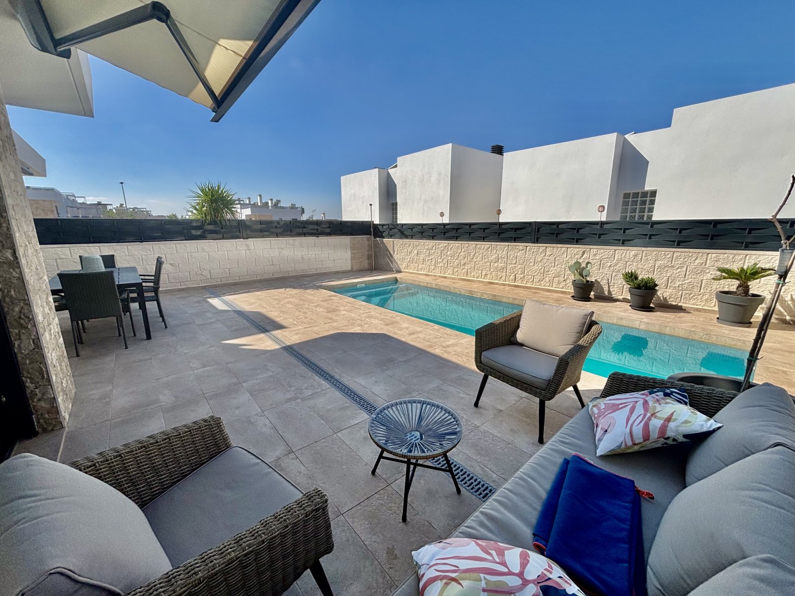 In der charmanten Stadt Benijófar gelegen, bietet dieses exklusive freistehende Chalet eine perfekte Kombination aus Komfort und Stil. Mit einem mode