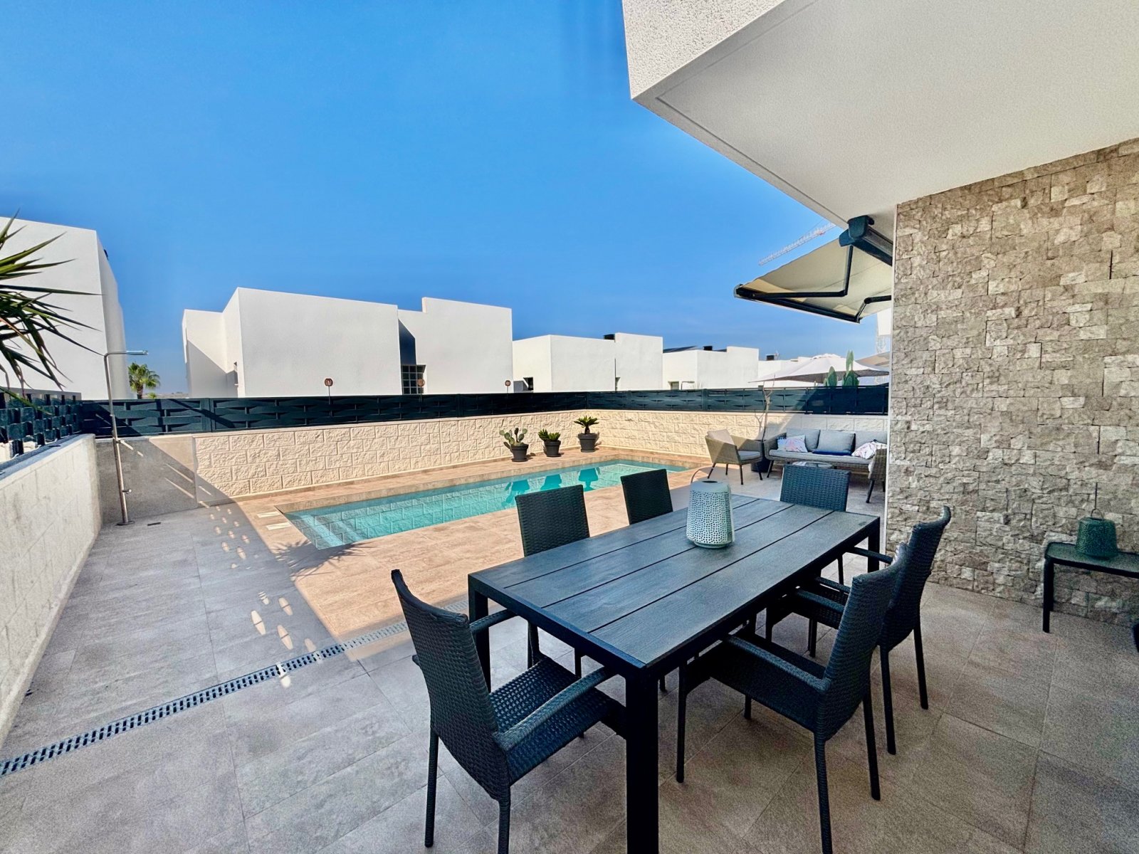 In der charmanten Stadt Benijófar gelegen, bietet dieses exklusive freistehende Chalet eine perfekte Kombination aus Komfort und Stil. Mit einem mode