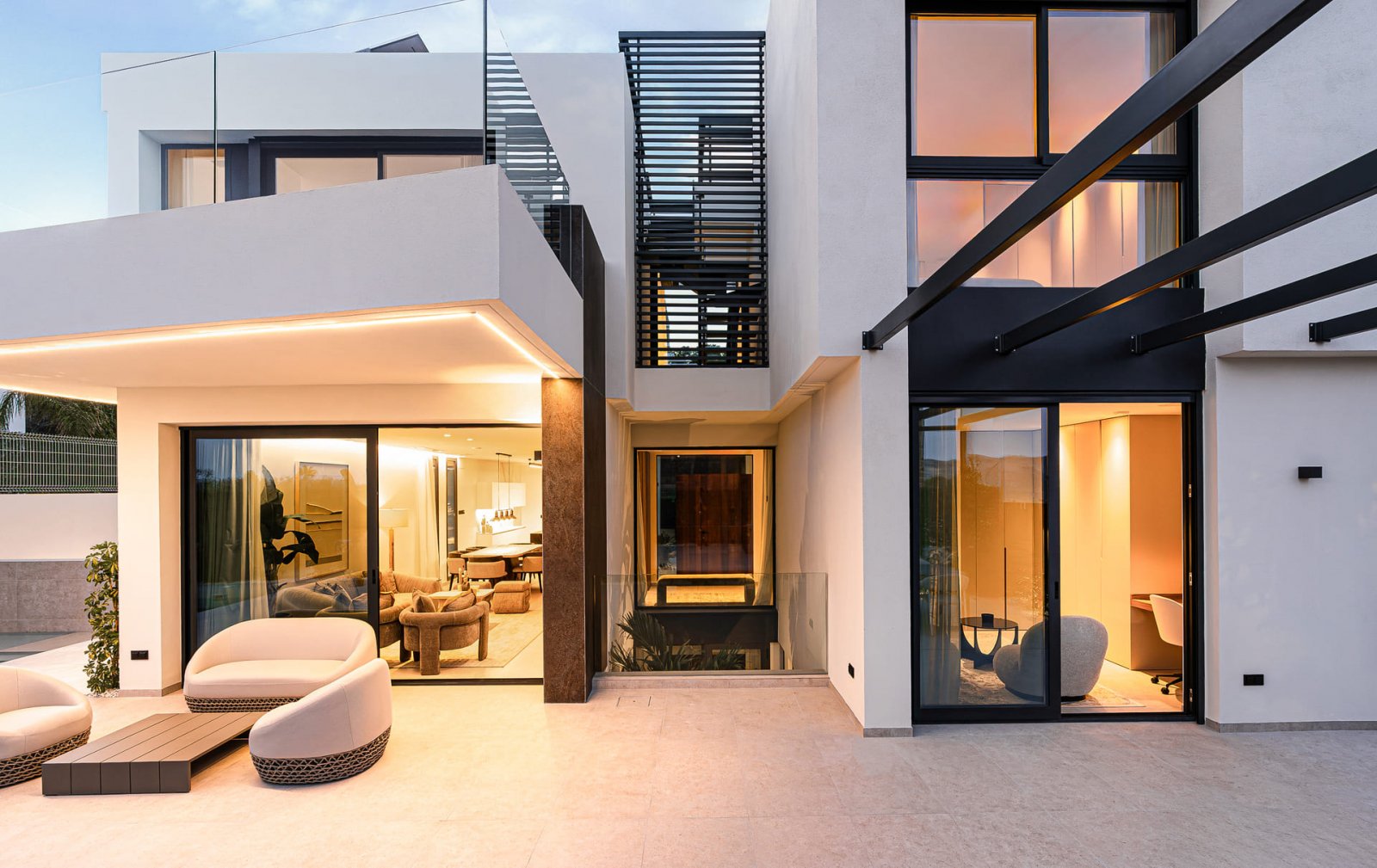  In der charmanten Ortschaft La Nucia gelegen, bieten diese exklusiven Villen einen anspruchsvollen und modernen Lebensstil. Mit insgesamt 8 verfügbar