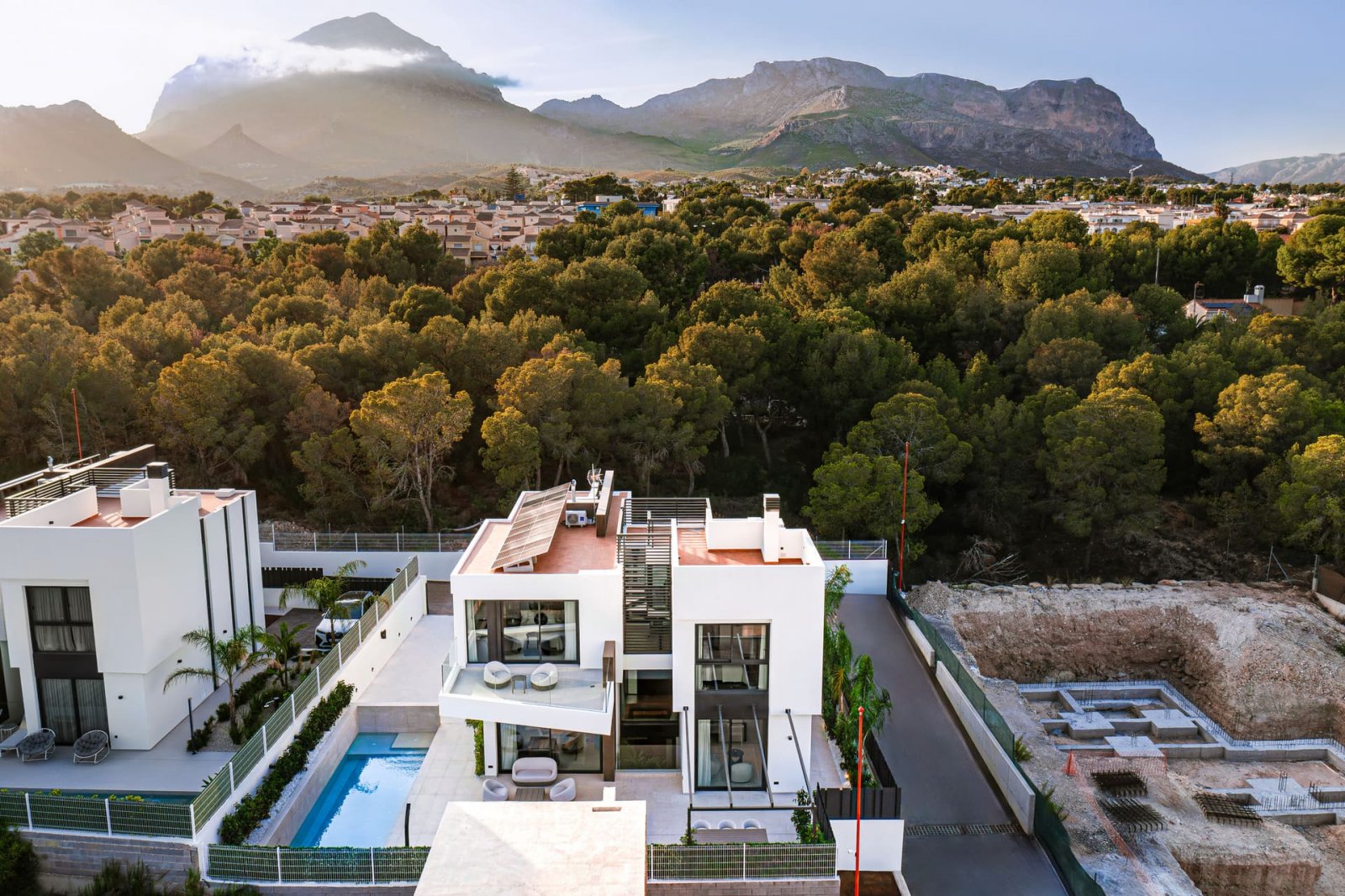  In der charmanten Ortschaft La Nucia gelegen, bieten diese exklusiven Villen einen anspruchsvollen und modernen Lebensstil. Mit insgesamt 8 verfügbar