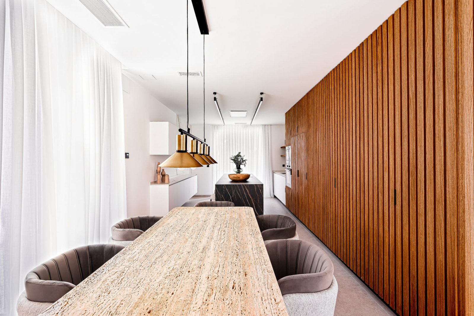  In der charmanten Ortschaft La Nucia gelegen, bieten diese exklusiven Villen einen anspruchsvollen und modernen Lebensstil. Mit insgesamt 8 verfügbar