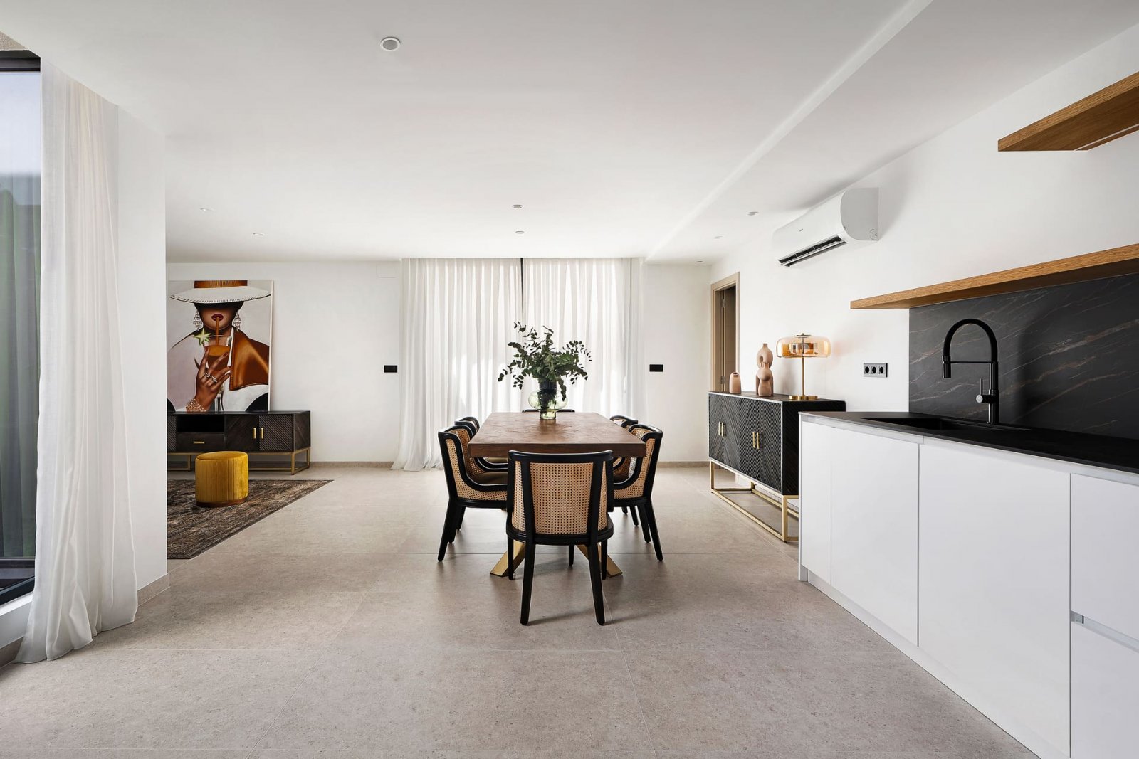  In der charmanten Ortschaft La Nucia gelegen, bieten diese exklusiven Villen einen anspruchsvollen und modernen Lebensstil. Mit insgesamt 8 verfügbar