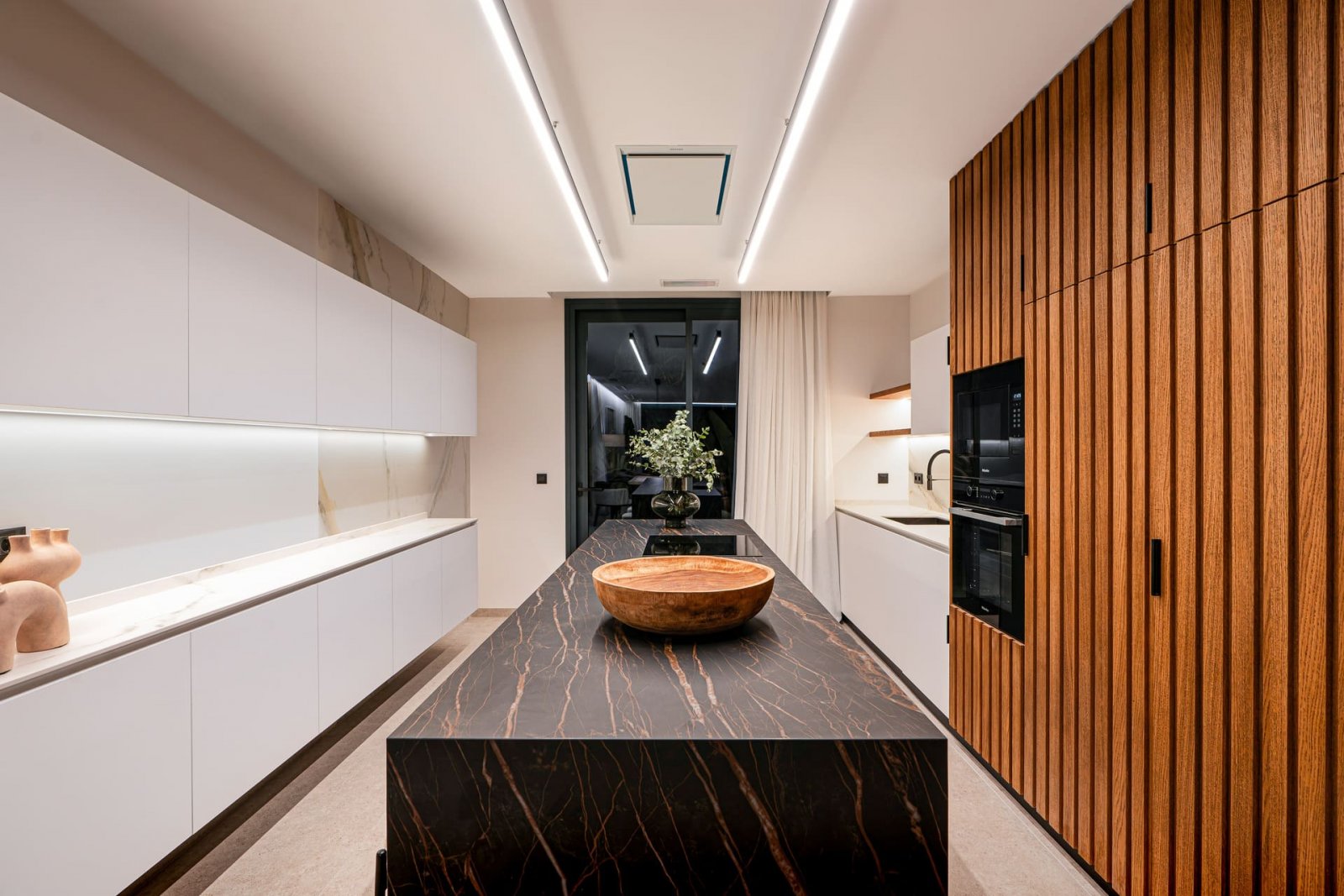  In der charmanten Ortschaft La Nucia gelegen, bieten diese exklusiven Villen einen anspruchsvollen und modernen Lebensstil. Mit insgesamt 8 verfügbar