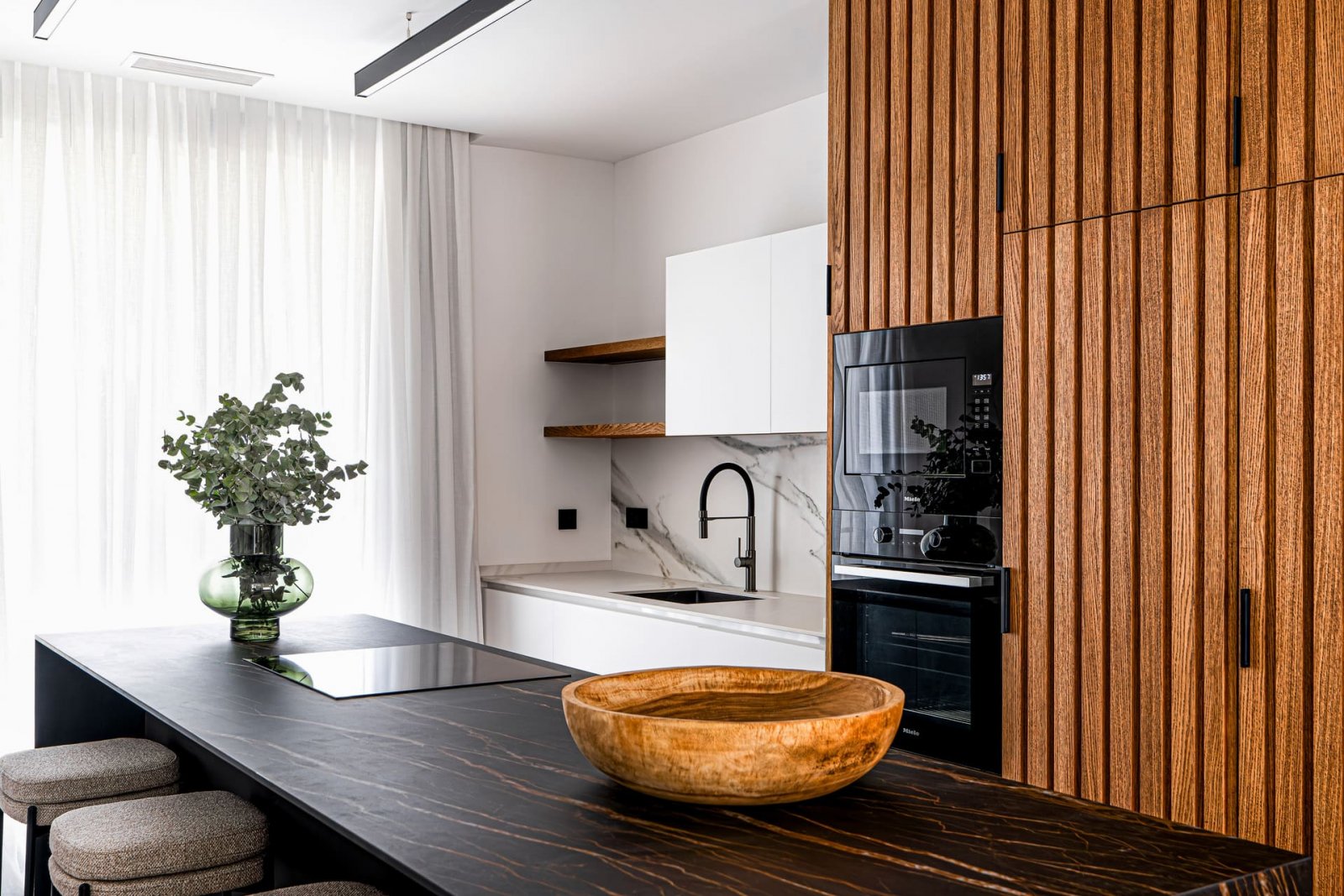  In der charmanten Ortschaft La Nucia gelegen, bieten diese exklusiven Villen einen anspruchsvollen und modernen Lebensstil. Mit insgesamt 8 verfügbar