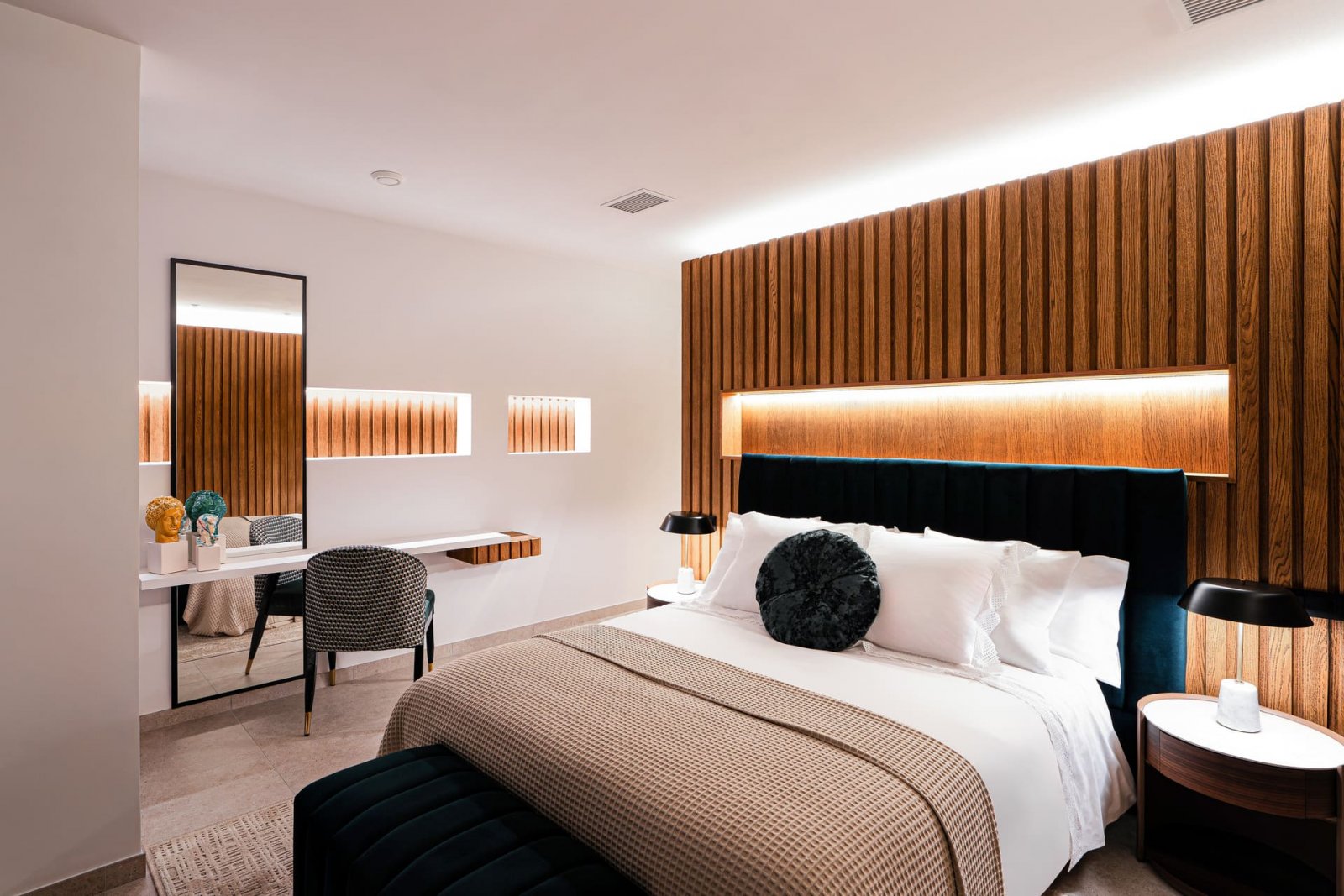  In der charmanten Ortschaft La Nucia gelegen, bieten diese exklusiven Villen einen anspruchsvollen und modernen Lebensstil. Mit insgesamt 8 verfügbar