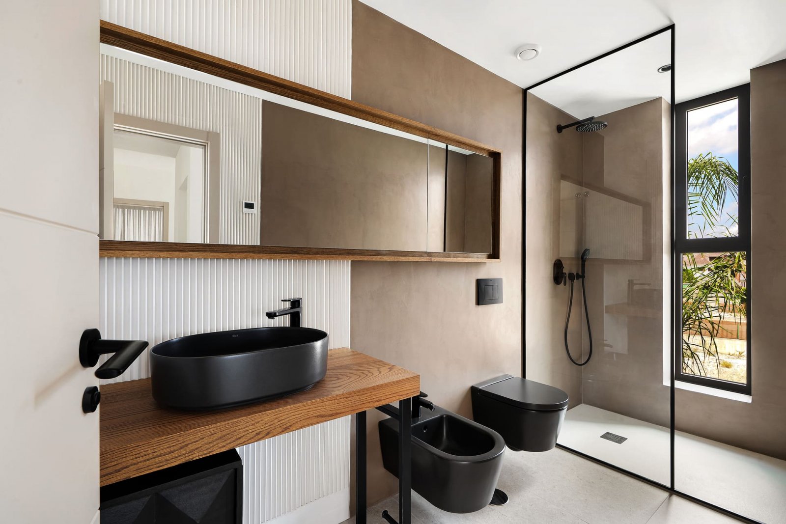  In der charmanten Ortschaft La Nucia gelegen, bieten diese exklusiven Villen einen anspruchsvollen und modernen Lebensstil. Mit insgesamt 8 verfügbar