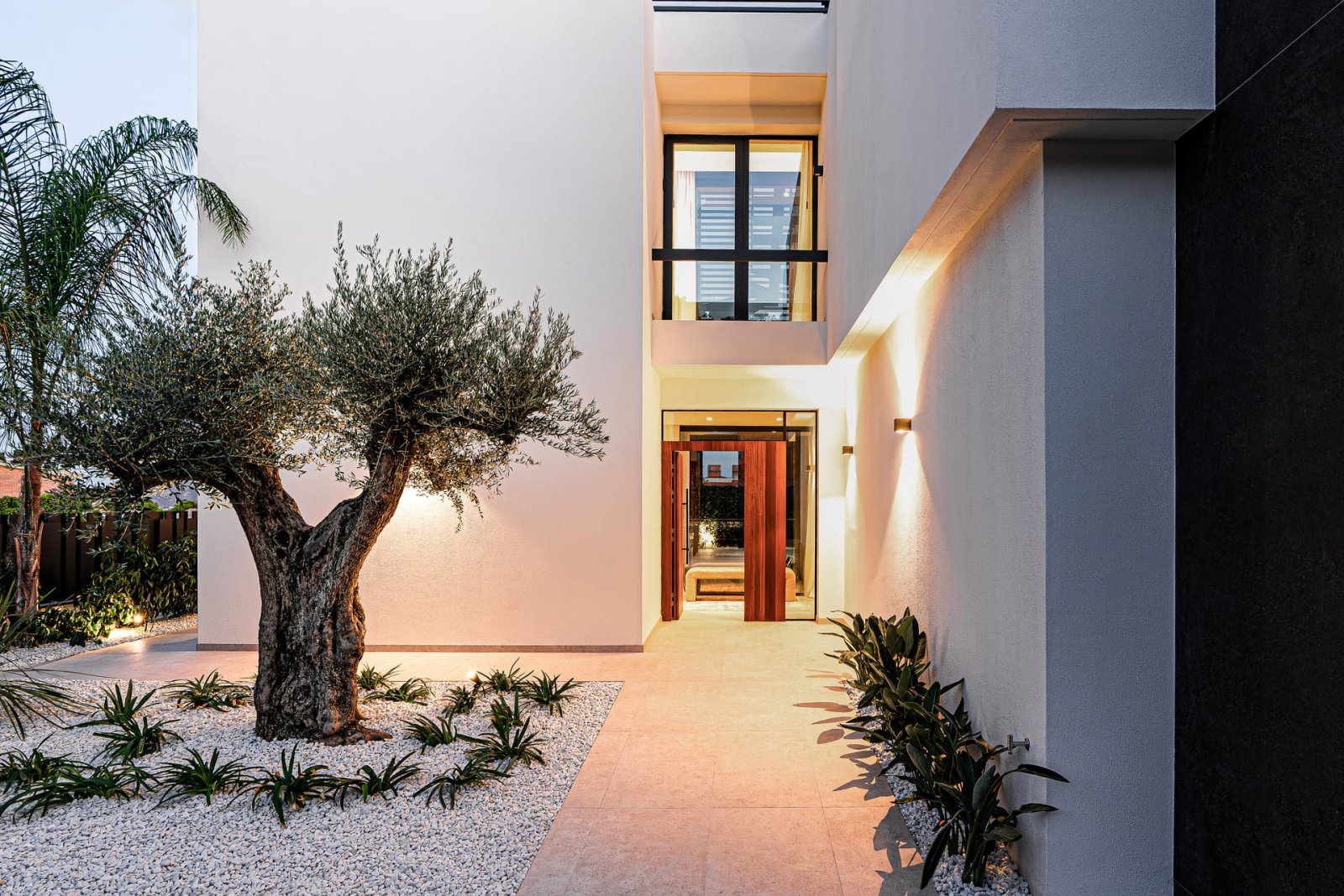  In der charmanten Ortschaft La Nucia gelegen, bieten diese exklusiven Villen einen anspruchsvollen und modernen Lebensstil. Mit insgesamt 8 verfügbar