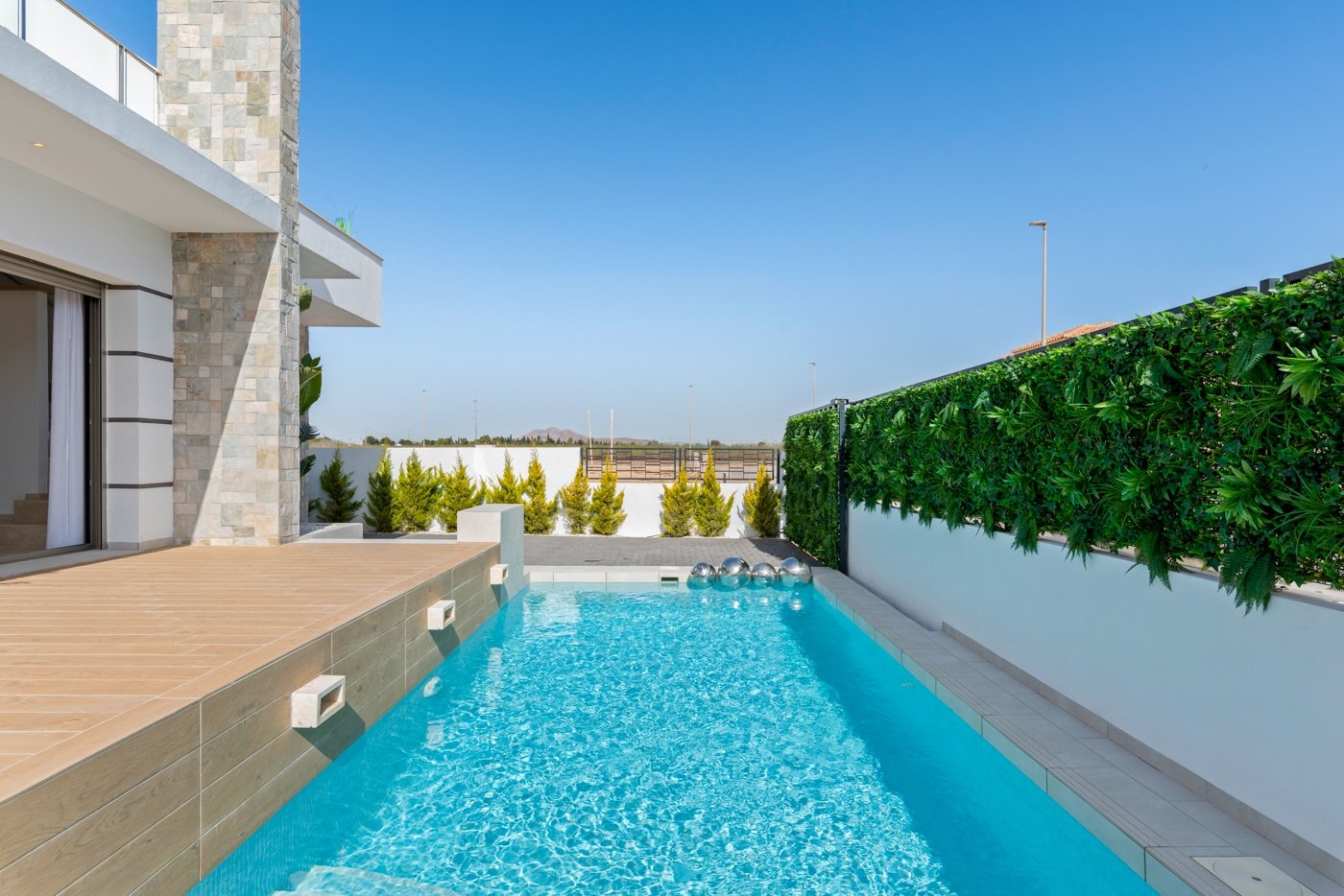  In der charmanten Ortschaft Los Alcázares gelegen, bieten diese freistehenden Chalets eine einzigartige Gelegenheit, eine privilegierte Umgebung zu g