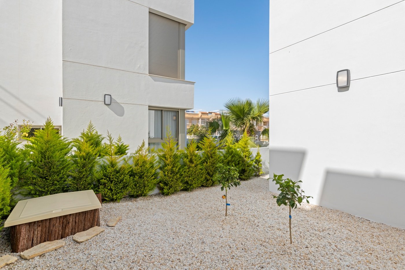  In der charmanten Ortschaft Los Alcázares gelegen, bieten diese freistehenden Chalets eine einzigartige Gelegenheit, eine privilegierte Umgebung zu g