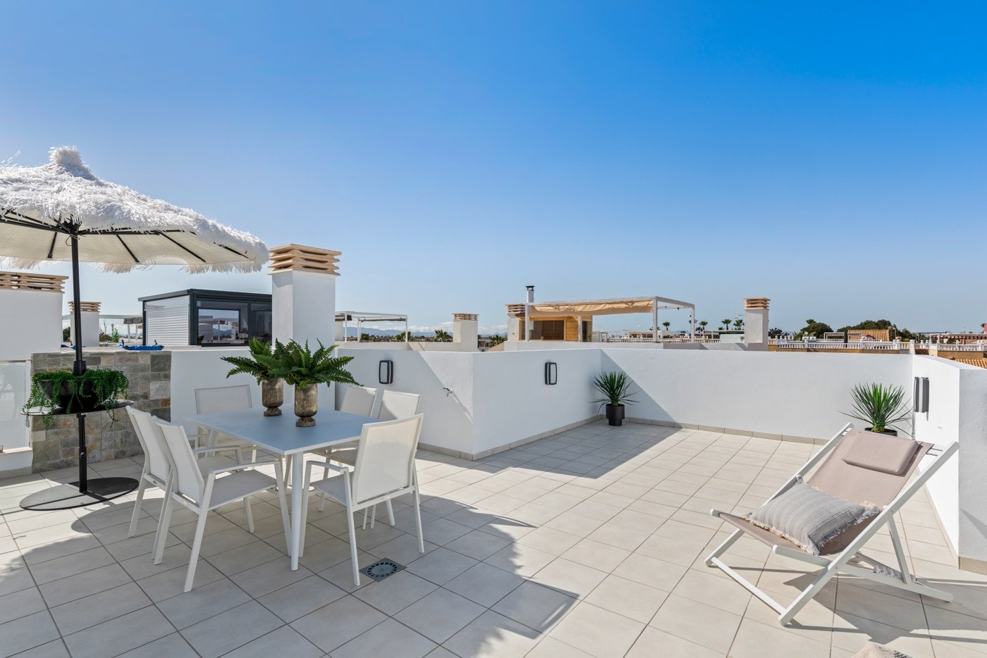  In der charmanten Ortschaft Los Alcázares gelegen, bieten diese freistehenden Chalets eine einzigartige Gelegenheit, eine privilegierte Umgebung zu g