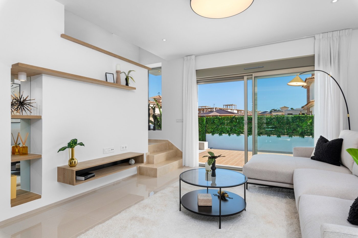  In der charmanten Ortschaft Los Alcázares gelegen, bieten diese freistehenden Chalets eine einzigartige Gelegenheit, eine privilegierte Umgebung zu g