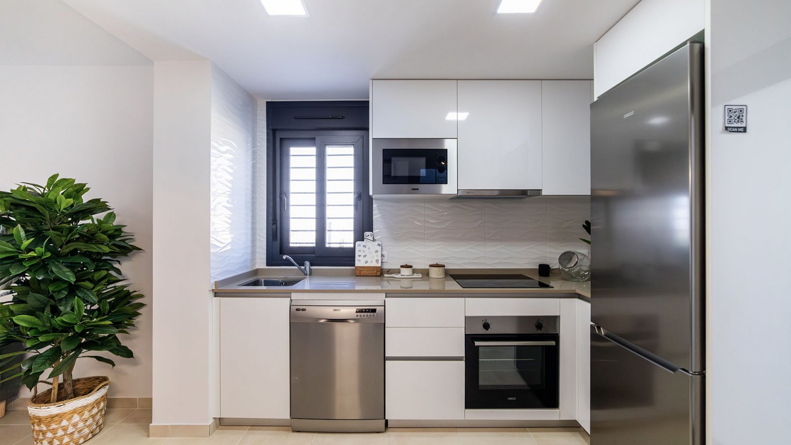  Genießen Sie die Ruhe und den Komfort des Wohnens in einer privaten Urbanisation mit Gemeinschaftspool und Gärten, umgeben von Natur und nur 10 Minut