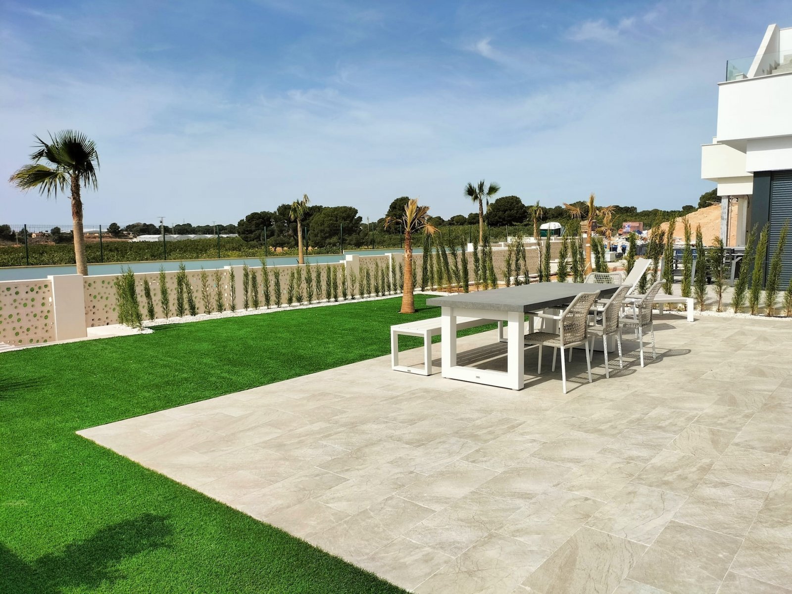 Gelegen in der charmanten Gemeinde Pilar de la Horadada bietet dieses exklusive Ensemble von 11 freistehenden Häusern eine ideale Umgebung für diejen