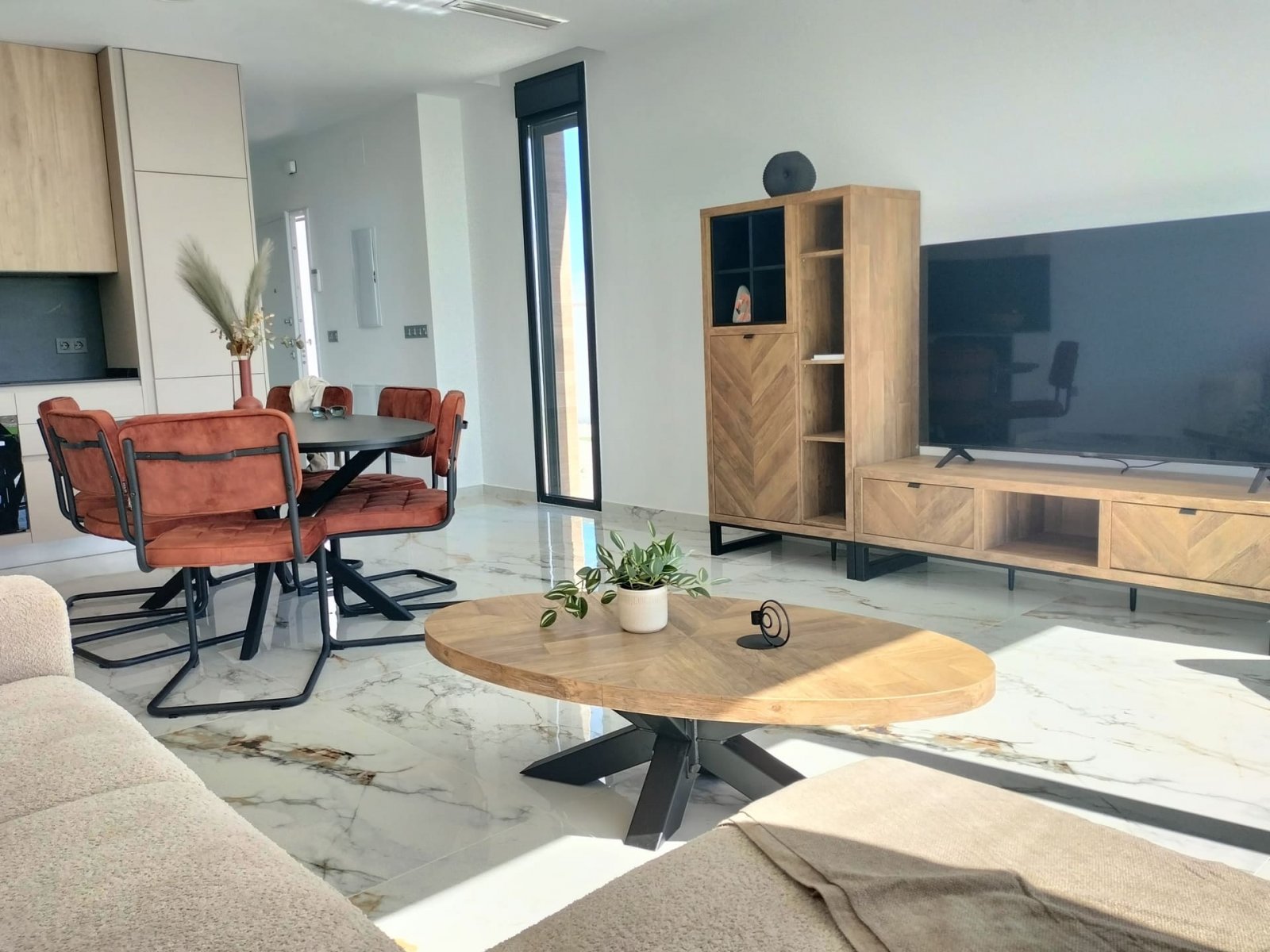 Gelegen in der charmanten Gemeinde Pilar de la Horadada bietet dieses exklusive Ensemble von 11 freistehenden Häusern eine ideale Umgebung für diejen