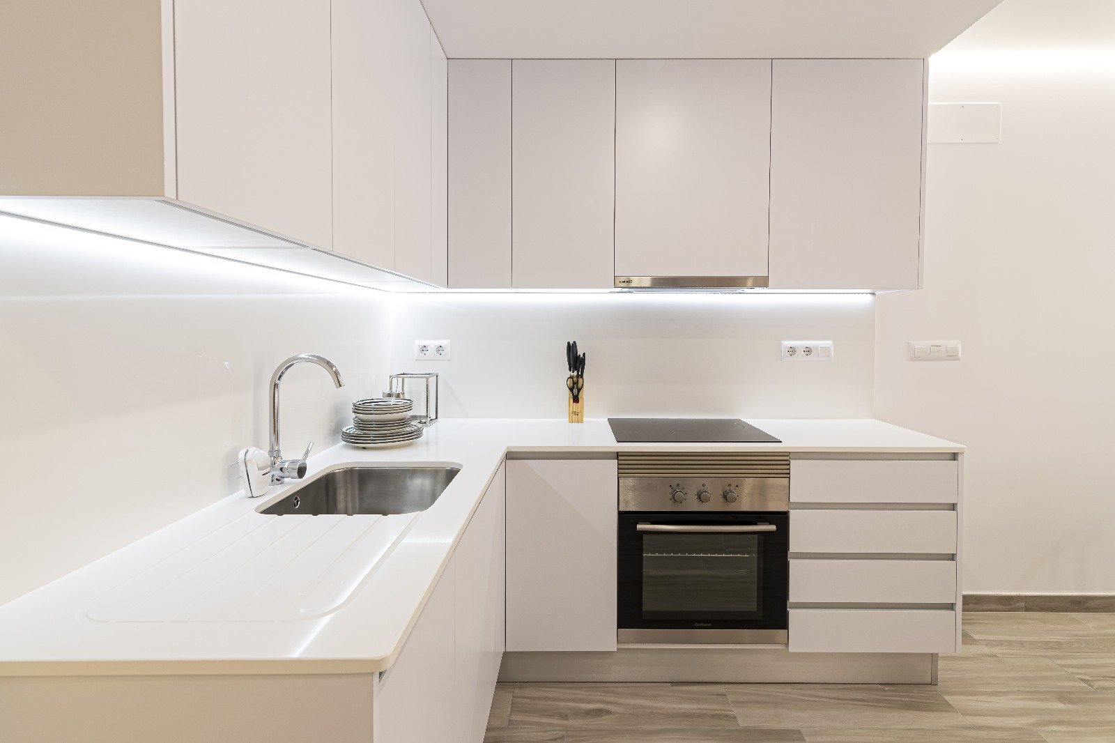 In der exklusiven Gegend von La Manga del Mar Menor gelegen, bietet diese Wohnanlage eine einzigartige Gelegenheit, das Leben am Meer zu genießen. Mi