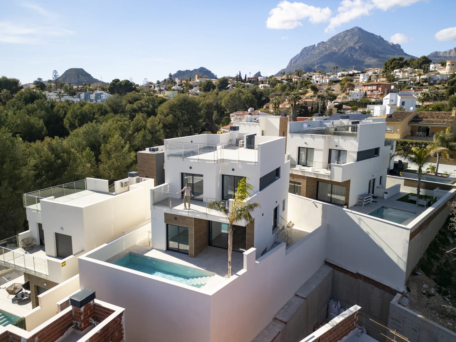  In der charmanten Stadt Coloma gelegen, bietet dieser exklusive Wohnkomplex sechs unabhängige Häuser, die für diejenigen entworfen wurden, die ein Gl