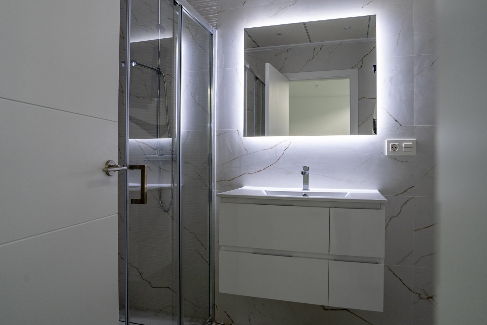  In der charmanten Stadt Coloma gelegen, bietet dieser exklusive Wohnkomplex sechs unabhängige Häuser, die für diejenigen entworfen wurden, die ein Gl