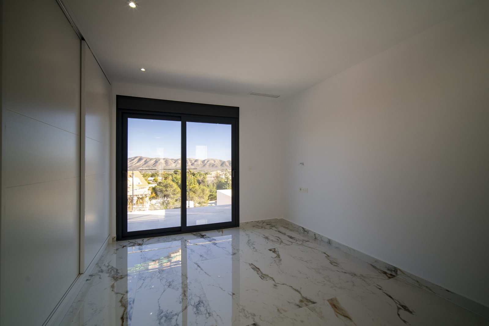  In der charmanten Stadt Coloma gelegen, bietet dieser exklusive Wohnkomplex sechs unabhängige Häuser, die für diejenigen entworfen wurden, die ein Gl