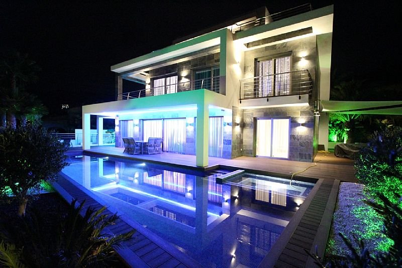  Diese exklusive Villa befindet sich in der malerischen Stadt Calpe und bietet ein unvergleichliches Wohnerlebnis. Entworfen für diejenigen, die ein Z