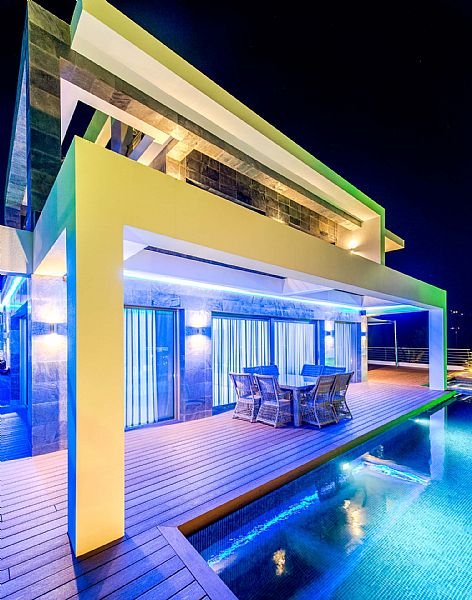  Diese exklusive Villa befindet sich in der malerischen Stadt Calpe und bietet ein unvergleichliches Wohnerlebnis. Entworfen für diejenigen, die ein Z