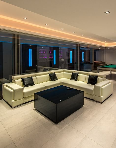  Diese exklusive Villa befindet sich in der malerischen Stadt Calpe und bietet ein unvergleichliches Wohnerlebnis. Entworfen für diejenigen, die ein Z