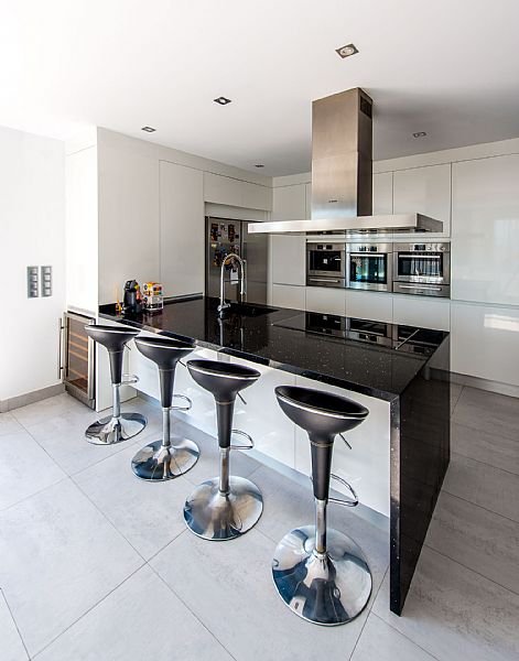  Diese exklusive Villa befindet sich in der malerischen Stadt Calpe und bietet ein unvergleichliches Wohnerlebnis. Entworfen für diejenigen, die ein Z