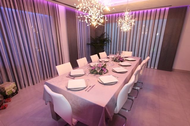  Diese exklusive Villa befindet sich in der malerischen Stadt Calpe und bietet ein unvergleichliches Wohnerlebnis. Entworfen für diejenigen, die ein Z