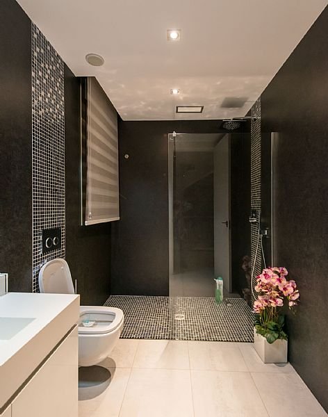  Diese exklusive Villa befindet sich in der malerischen Stadt Calpe und bietet ein unvergleichliches Wohnerlebnis. Entworfen für diejenigen, die ein Z