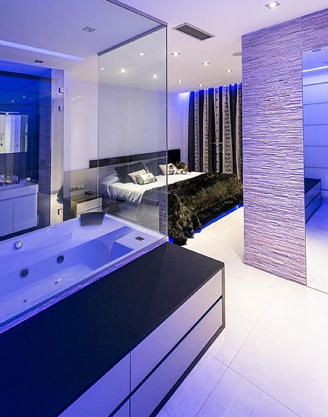  Diese exklusive Villa befindet sich in der malerischen Stadt Calpe und bietet ein unvergleichliches Wohnerlebnis. Entworfen für diejenigen, die ein Z