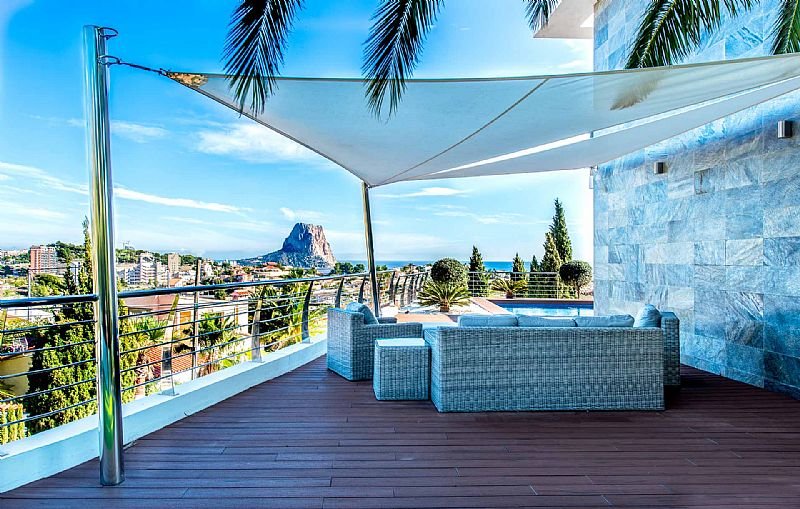  Diese exklusive Villa befindet sich in der malerischen Stadt Calpe und bietet ein unvergleichliches Wohnerlebnis. Entworfen für diejenigen, die ein Z