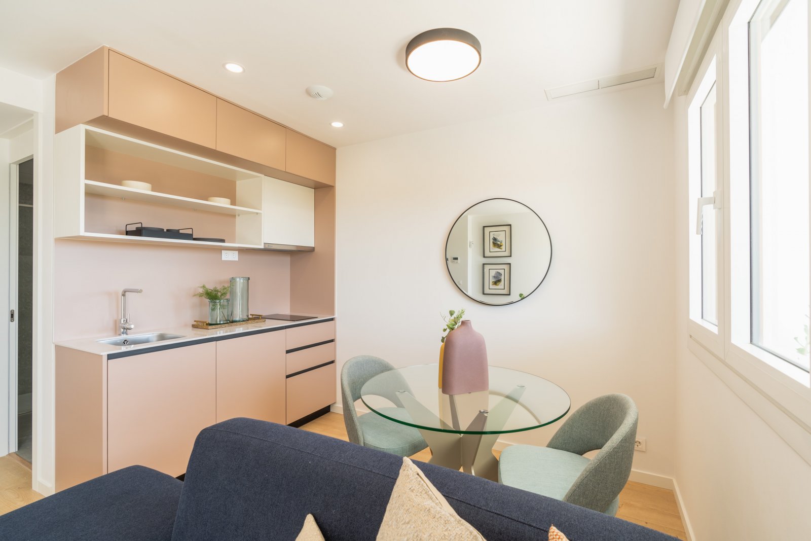  In der charmanten Stadt La Nucia gelegen, bietet diese exklusive Sammlung von 28 Immobilien eine einzigartige Wohnumgebung mit Meerblick. Das Angebot