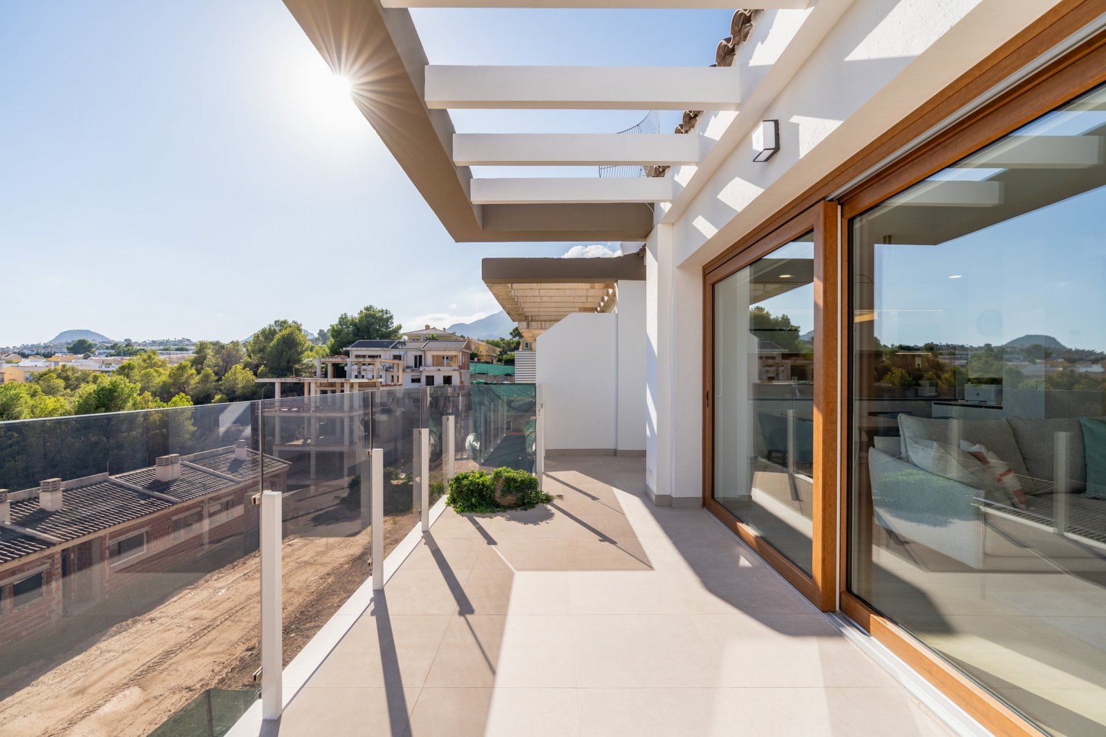  In der charmanten Stadt La Nucia gelegen, bietet diese exklusive Sammlung von 28 Immobilien eine einzigartige Wohnumgebung mit Meerblick. Das Angebot