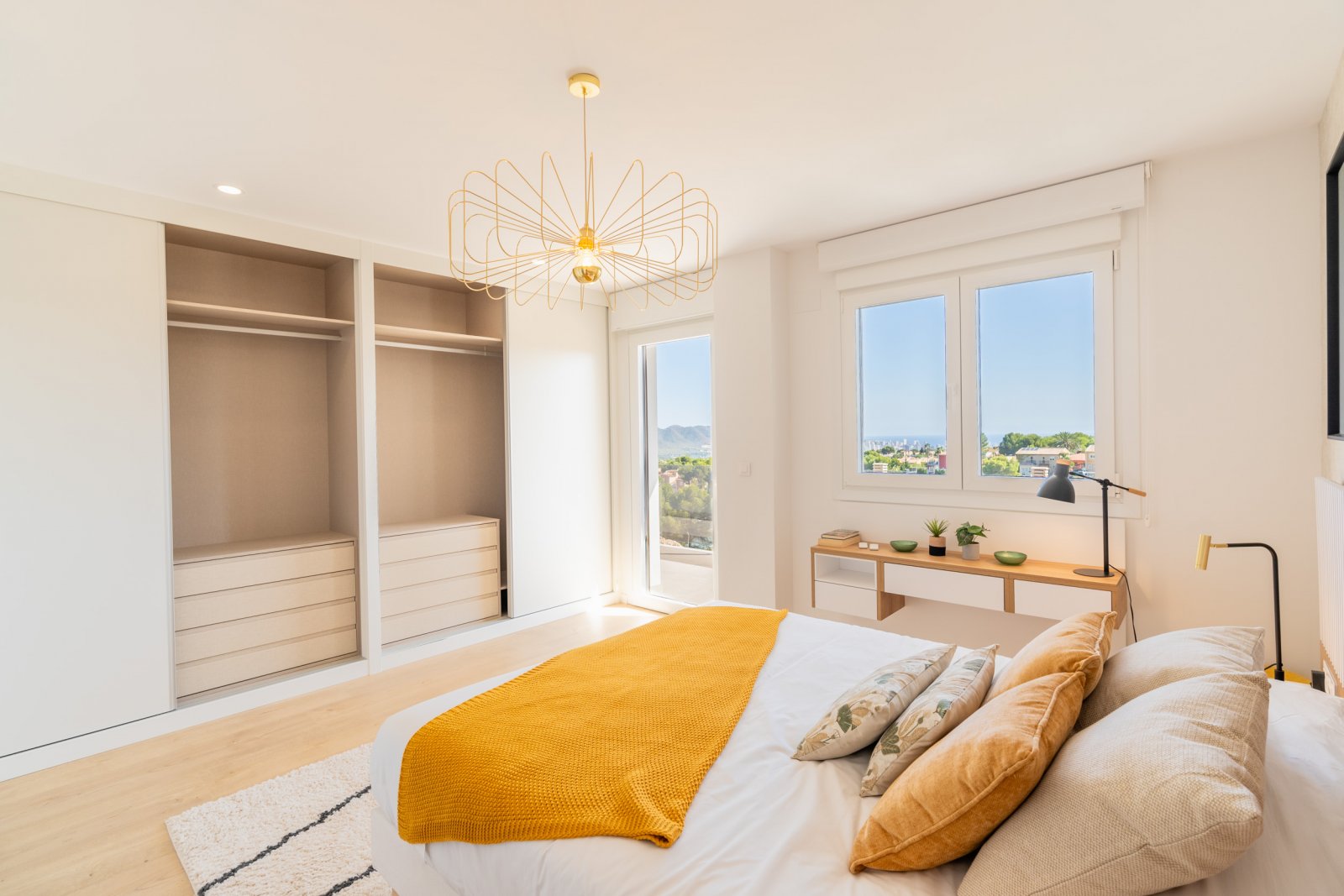  In der charmanten Stadt La Nucia gelegen, bietet diese exklusive Sammlung von 28 Immobilien eine einzigartige Wohnumgebung mit Meerblick. Das Angebot