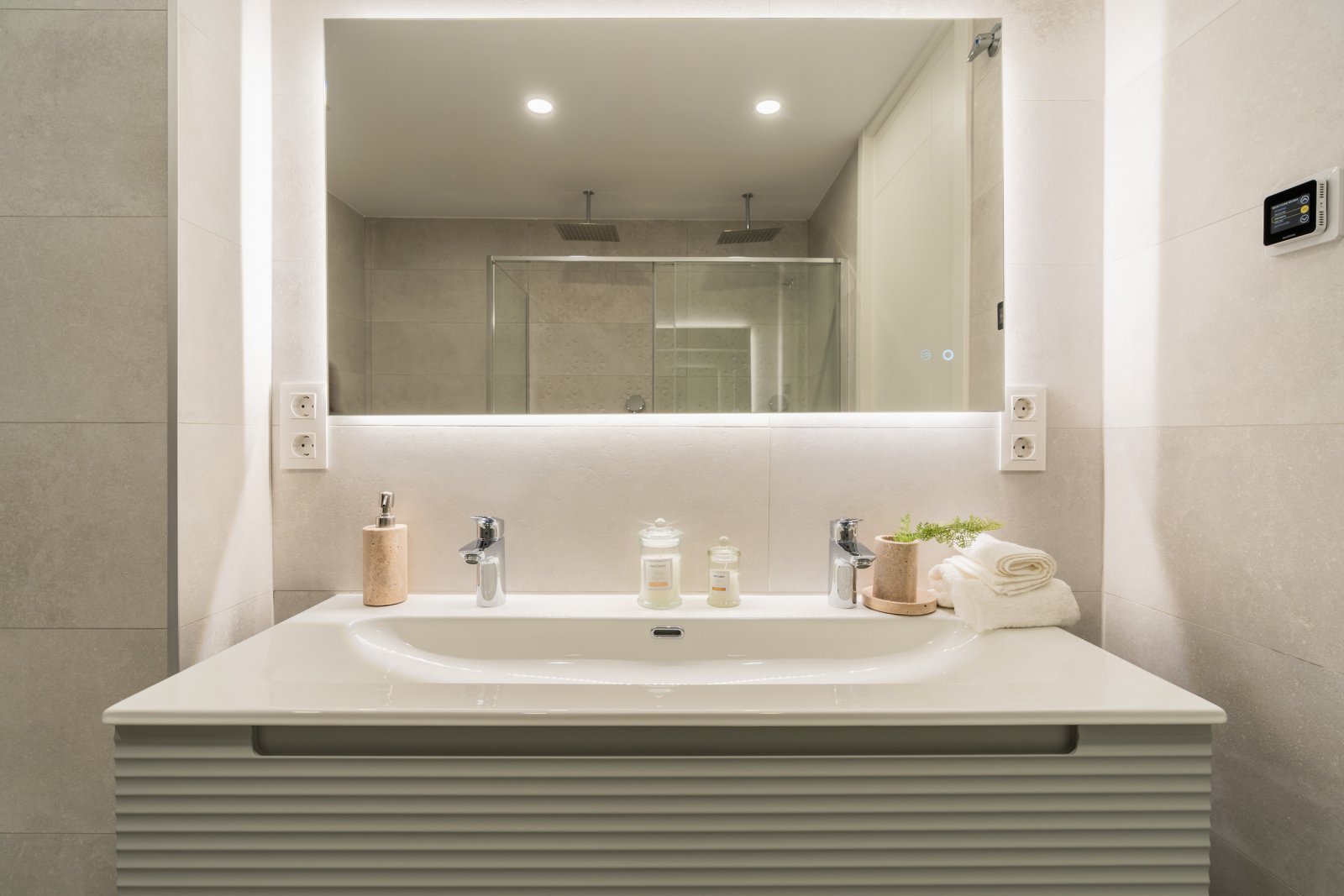  In der charmanten Stadt La Nucia gelegen, bietet diese exklusive Sammlung von 28 Immobilien eine einzigartige Wohnumgebung mit Meerblick. Das Angebot